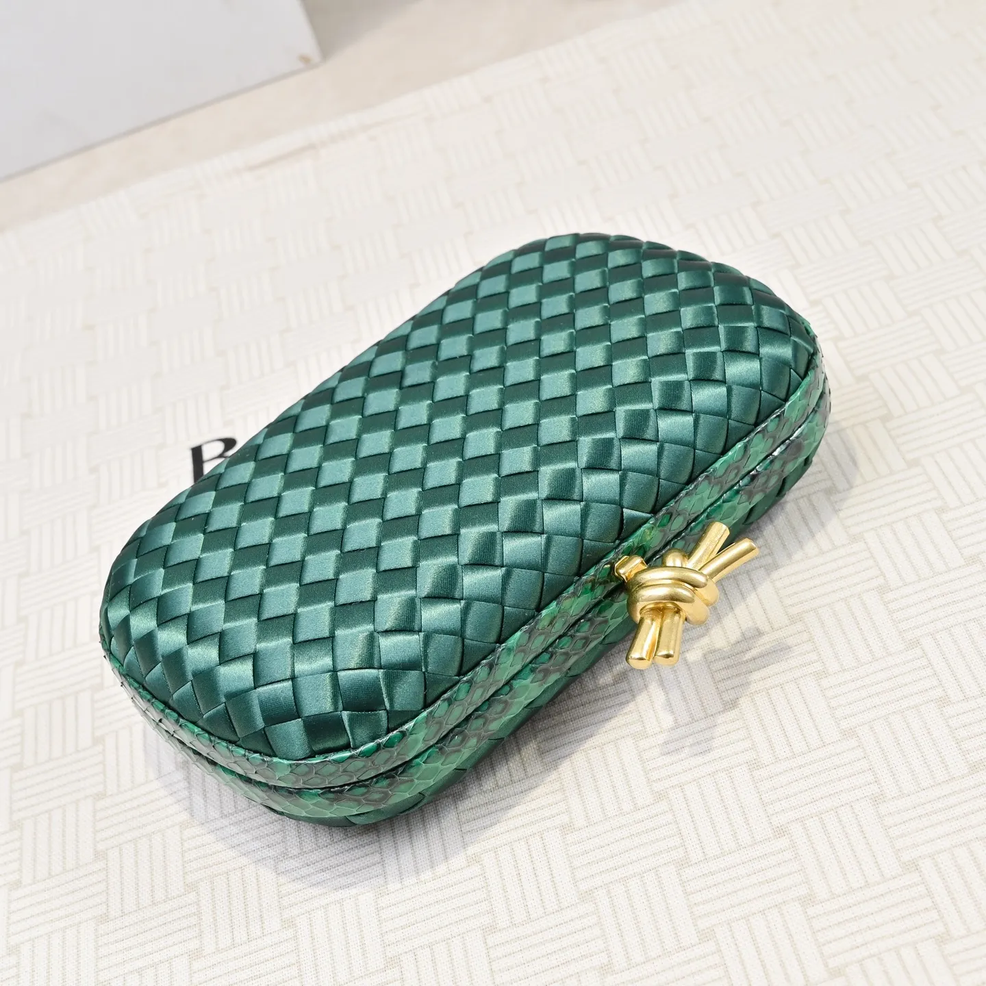 Batch 1460 #BV Knot woven evening bag series ~ Each bag reveals exquisite elegance💫Iconic classic silk weaving➕snake skin trimming with knot buckle, soft and delicate feel. The design is small and exquisite, low-key without logo, elegant and elegant. Paired with evening dress or cheongsam, it has the atmosphere of a famous and wealthy lady. Full of aura and invincible texture💃 Model: 7622 Dimensions: 20x12x5.5